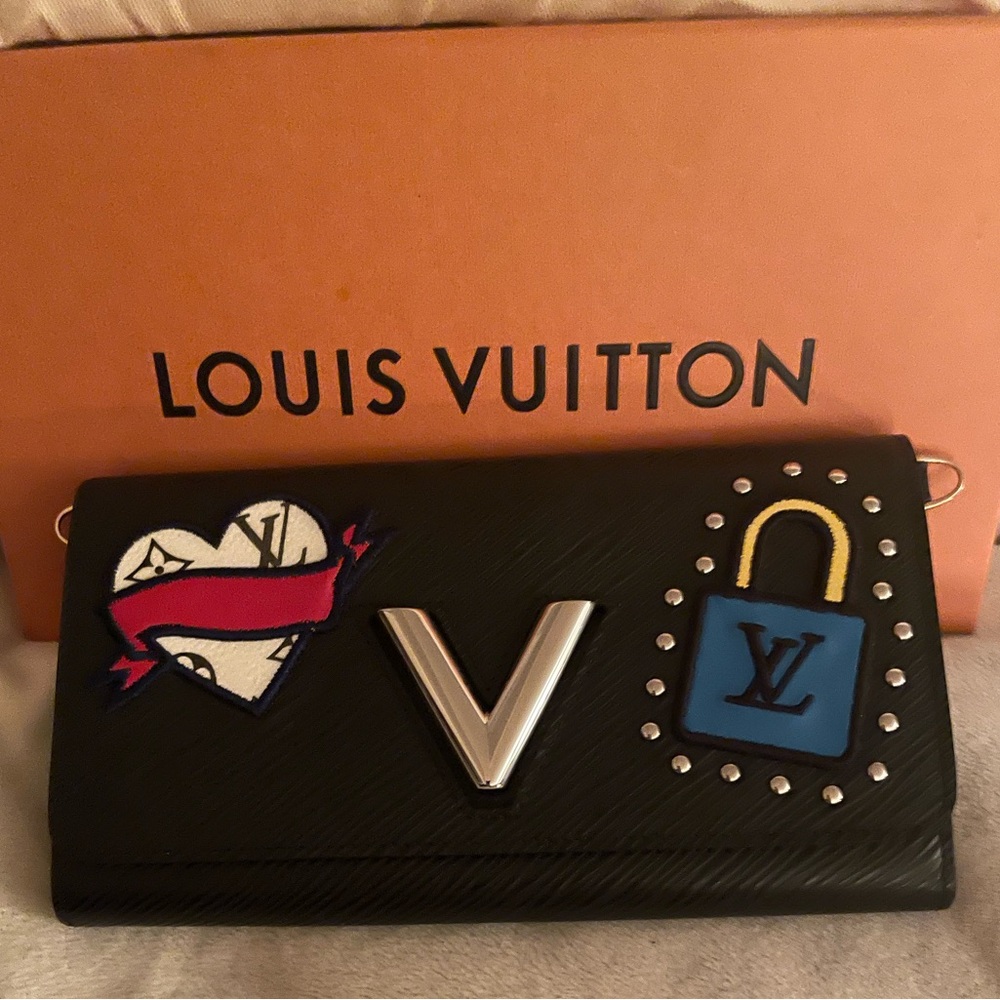 FULL INCLUSION LOUIS VUITTON LTD ED EPI STORIES TWIST CHAIN WALLET WOC PRISTINE